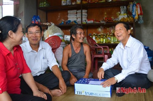 Đoàn trò chuyện cùng gia đình ông Nguyễn Đức Sỹ, thương binh hạng 1/4. Ông Sỹ chiến đấu và bị thương tại chiến trường Tây Nam, hiện sinh sống tại xã Quỳnh Lộc, thị xã Hoàng Mai.