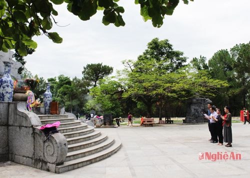 Đoàn đến dâng hoa, dâng hương tại Đài tưởng niệm trung tâm Nghĩa trang quốc gia Trường Sơn.