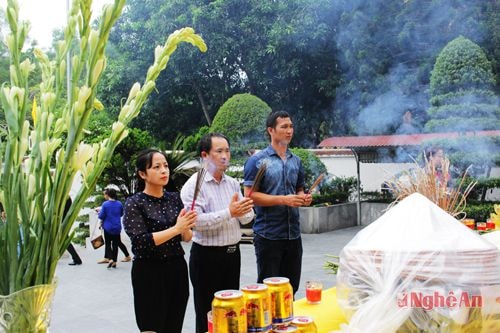 Đồng chí Phạm Thị Hồng Toan và đoàn dâng hương tại Ngã ba Đồng Lộc - nơi hy sinh của 10 nữ anh hùng thanh niên xung phong.