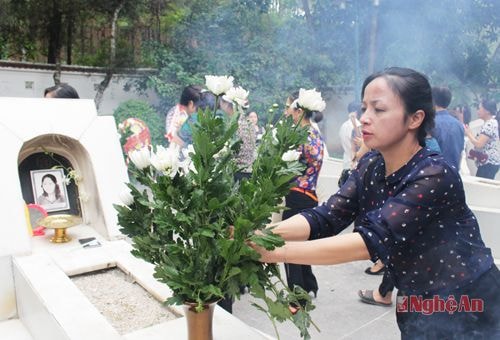 Dâng lên anh linh các chị những bông hoa cúc trắng.