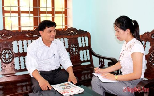 Ông  Hoàng Văn Long,  Phó Chủ tịch UBND xã Hưng Tây (Hưng Nguyên) trò chuyện với phóng viên.