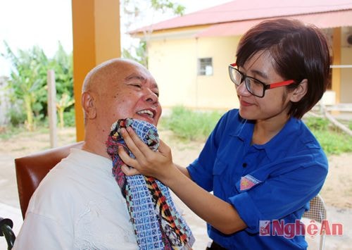 Mỗi ngày, sinh viên tình nguyện giúp đỡ các thương binh nặng làm vệ sinh cá nhân. Những việc làm nhỏ nhưng chứa đựng ý nghĩa lớn lao.