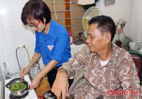 Vào bếp trổ tài nấu ăn là lợi thế của các nữ sinh viên tình nguyện. Trong ảnh, sinh viên Trần Thị Quỳnh đang giúp đỡ  thương binh Ngô Xuân Kiện nấu bữa tối.