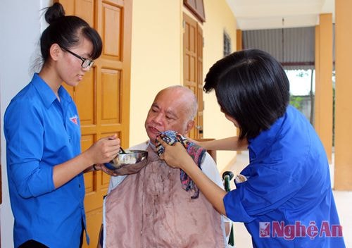 Thương binh Trần Hữu Diến bị liệt toàn thân, là một trong những trường hợp bị thương tật chiến tranh nặng nề nhất tại trung tâm. Mỗi bữa cơm, các sinh viên giúp bác dùng bữa với tất cả sự ân cần, chu đáo.