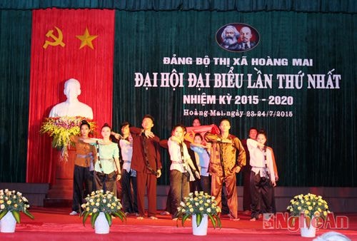 Các tiết mục văn nghệ chào mừng đại hội có nội dung ca ngợi Đảng, Bác Hồ kính yêu và đất nước