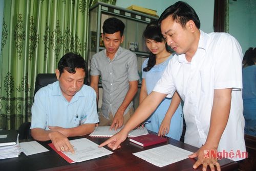 Cán bộ, chuyên viên Phòng Nội vụ huyện Tân Kỳ trao đổi nghiệp vụ.
