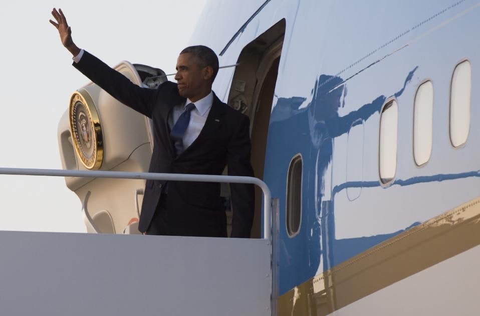 Tổng thống Mỹ Barack Obama lên chuyên cơ Air Force One trước khi rời Căn cứ Không quân Andrews tại Maryland hôm 23/7 trong chuyến thăm kéo dài 5 ngày tới Kenya và Ethiopia. Ảnh: AFP.