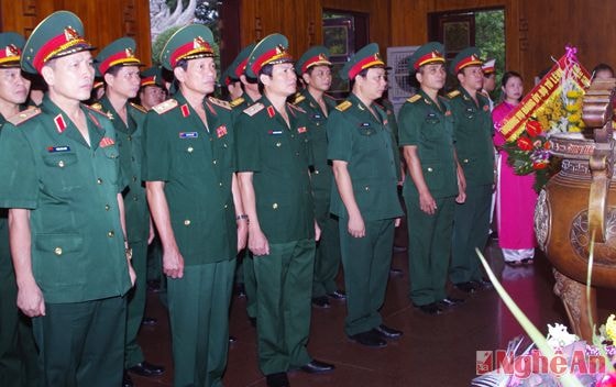 Bộ tư lệnh Quân khu 4 tưởng niệm Chủ tịch Hồ Chí Minh tại Khu di tích Kim Liên.