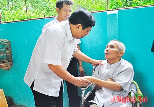 Đồng chí Nguyễn Xuân Đường thăm hỏi sức khỏe thương binh 1/4 Nguyễn Trọng Cảnh