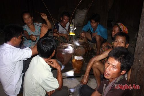 Hội rượu cần của người Khơ mú ở xã Bảo Thắng (Kỳ Sơn).