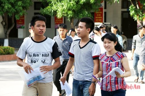 Thí sinh sau giờ thi tại điểm thi Trường Đại học Vinh.
