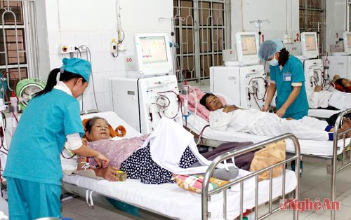 Chăm sóc bệnh nhân chạy thận nhân tạo tại Bệnh viện Hữu nghị Đa khoa tỉnh.