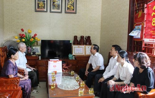 Đồng chí Trần Hồng Châu và đoàn đến thăm gia đình ông Nguyễn Cảnh Thìn 