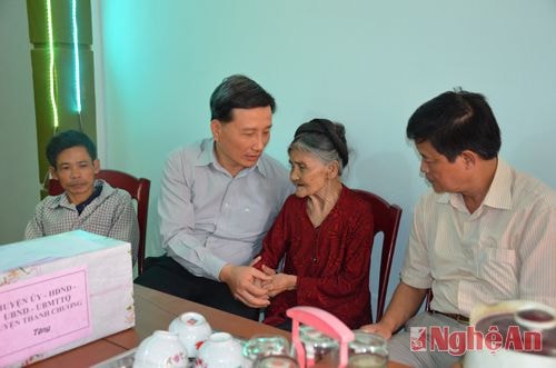 Cụ Nguyễn Thị Liên (95 tuổi), là mẹ liệt sỹ Nguyễn văn Chung, hy sinh năm 1972 tại chiến trường quảng trị, cảm ơn sự quan tâm Đảng và Nhà nước đối với các hộ chính sách.