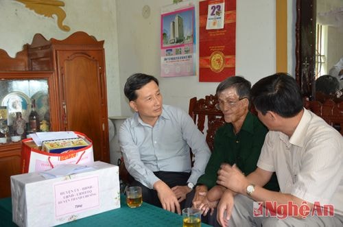 Đoàn đến thăm và tặng quà ông Nguyễn Xuân Mậu (sinh năm 1947), là thương binh 1/4. Ông Mậu chiến đấu và bị thương tại chiến trường Quảng Trị, hiện sinh sống tại xóm 3 - xã Thanh Tiên, huyện Thanh Chương