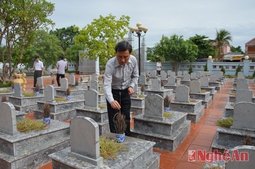 Đoàn đến thắp hương tại Nghĩa trang liệt sỹ xã Thanh Tiên – Nơi đây quy tập 183 phần mộ liệt sỹ.  