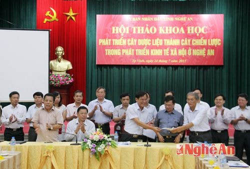 Tại hổi thảo, UBND tỉnh Nghệ An đã tổ chức ký cam kết ghi nhớ hợp tác giữa Nghệ An với 8 tập đoàn, công ty dược phẩm lớn của Việt Nam.