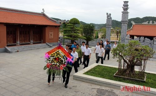Đoàn đại biểu UBMTTQ tỉnh viếng, tưởng niệm các anh hùng liệt sỹ  tại khu di tích lịch sử Quốc gia Truông Bồn