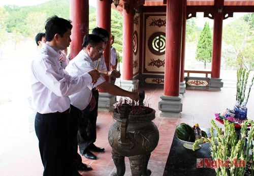 Lãnh đạo UBMTTQ tỉnh dâng hương tưởng niệm các anh hùng liệt sỹ