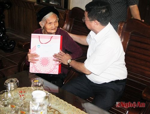 Thăm, tặng quà Mẹ Việt Nam anh hùng Phạm Thị Nhơn (xóm Liên Sơn, xã Bài Sơn, Đô Lương) 