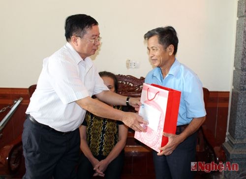 Đoàn đến thăm, tặng quà gia đình ông Nguyễn Văn Châu, thương binh hạng 2 (xóm Đô Sơn, Bài Sơn, Đô Lương) 