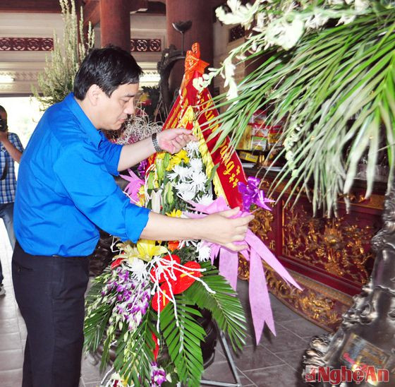 Đồng chí Nguyễn Đắc Vinh - Bí thư Thứ nhất Trung ương Đoàn Thanh niên Cộng sản Hồ Chí Minh dâng hoa tại Khu di tích liachj sử Truông Bồn