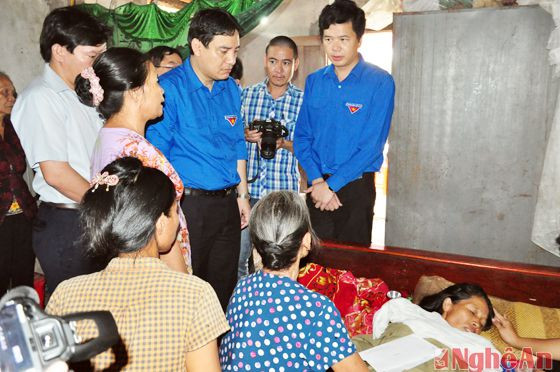 Đồng chí Nguyễn Đắc Vinh - Bí thư Thứ nhất Trung ương Đoàn Thanh niên Cộng sản Hồ Chí Minh dâng hoa tại Khu di tích liachj sử Truông Bồn