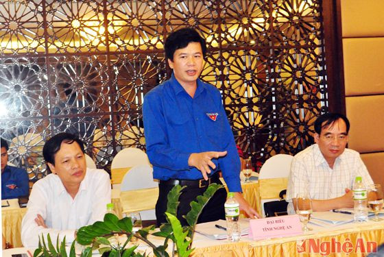 Đồng chí Nguyễn Đình Hùng - Bí thư Tỉnh đoàn báo cáo kết quả nửa nhiệm kỳ thực hiện Nghị quyết