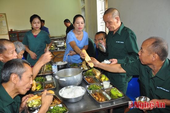 Bữa cơm trưa đầy ân tình của các thương bệnh binh Đoàn điều dưỡng và chút thảo thơm của những tấm lòng tri ân. 