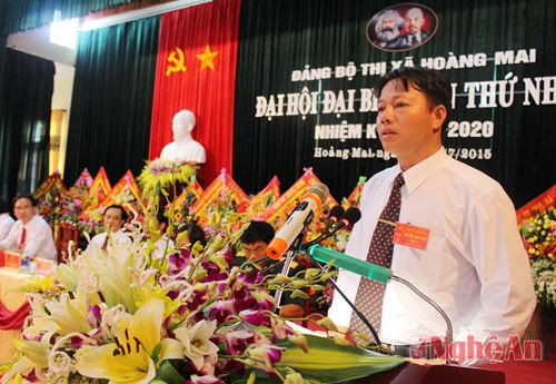 Đồng chí Lê Bá Vân, Chủ tịch UBND xã Quỳnh Lập trình bày tham luận về kinh nghiệm giải phóng mặt bằng