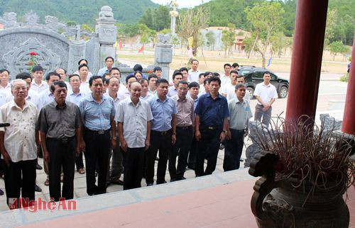 Đoàn đại biểu Sở GTVT làm lễ tưởng niệm tại khu di tích lịch sử Quốc gia Truông Bồn 