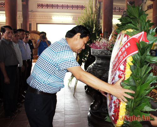 Đồng chí Nguyễn Hồng Kỳ - Giám đốc Sở GTVT dâng hoa tưởng niệm các anh hùng liệt sỹ 