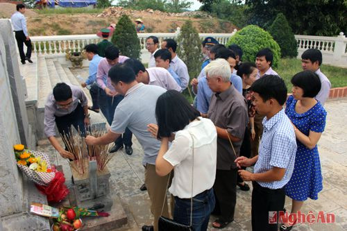 Trước đó, đoàn đại biểu Sở giao thông vận tải đã dâng hương kính viếng hương hồn các liệt sỹ tại Đài tưởng niệm kênh Nhà Lê (ở xã Nghi Yên, huyện Nghi Lộc)