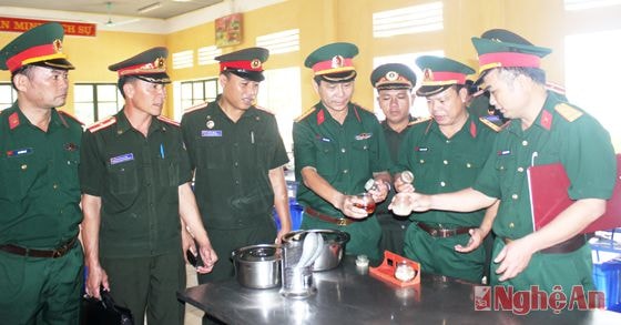 Lãnh đạo chỉ huy sư đoàn giới thiệu lớp tập huấn về việc duy trì thường xuyên chế độ “3 lọ, 2 đĩa, 1 ống” trên bàn ăn