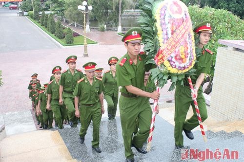 Đoàn cán bộ, chiến sĩ PC 81 dâng hoa tại Nghĩa trang liệt sỹ Thành phố Vinh.