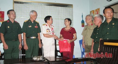 Ban liên lạc Tri ân đồng đội Trường Sơn đường Hồ Chí Minh tặng quà cho các cựu binh tại huyện Quế Phong