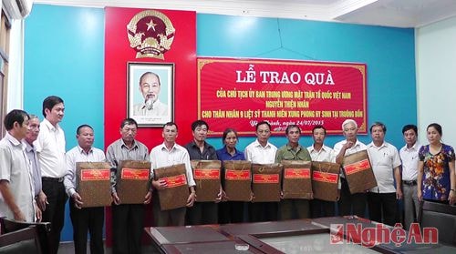 Lãnh đạo huyện Yên Thành trao quà của Chủ tịch Ủy ban Trung ương MTTQVN Nguyễn Thiện Nhân cho 9 thân nhân liệt sỹ TNXP Truông Bồn