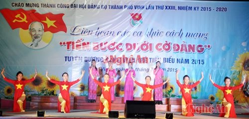 Chương trình văn nghệ đặc sắc gồm các ca khúc cách mạng ca ngợi Đảng, Bác Hồ, tỉnh yêu quê hương, đất nước được dàn dựng công phu, hoành tráng