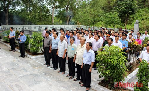 Đoàn đại biểu Sở GTVT làm lễ tượng niệm các anh hùng liệt sỹ  tại nghĩa trang liệt sỹ ngành GTVT ở Truông Kè, huyện Yên Thành