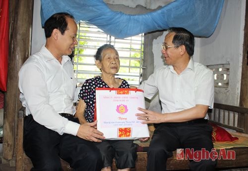 Đồng chí Trần Hồng Châu tặng quà, thăm hỏi mẹ Nguyễn Thị Hoàn (103 tuổi) có 1 con là liệt sỹ và 1 con là thương binh