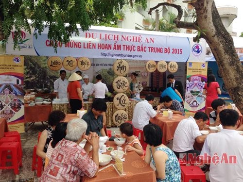  Du khách thưởng thức đặc sản lươn xứ Nghệ tại liên hoan