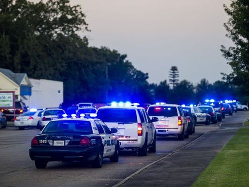 Cảnh sát Thành phố Lafayette và bang Louisiana phong tỏa một tuyến đường sau khi xuất hiện thông tin xả súng ở rạp Grand. Ảnh: Advertiser