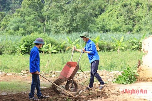 San lấp mặt bằng tại Trường Mầm non Trung Độ.