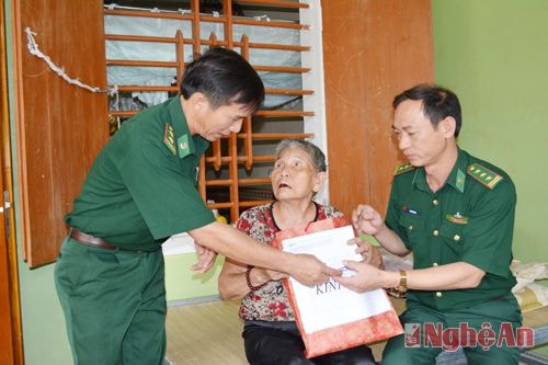  Tặng quà cho mẹ Phạm Thị Thanh