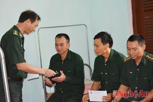  Thăm hỏi các quân nhân bị 