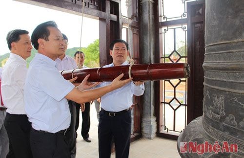 Các đồng chí lãnh đạo tỉnh thỉnh chuông tại Tháp chuông Khu di tích lịch sử Truông Bồn.