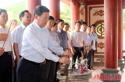 Đồng chí Bí thư Tỉnh ủy dâng hương tại Khu mộ chung của các anh hùng liệt sỹ.
