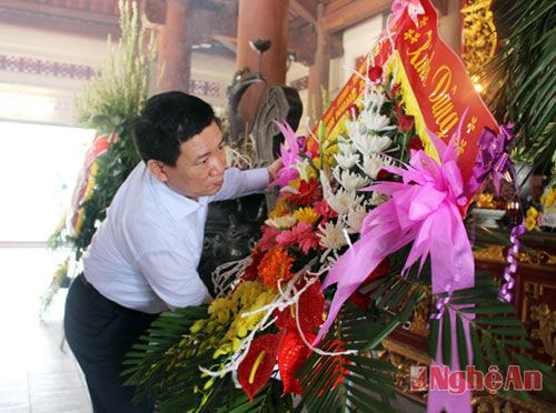 Đồng chí Bí thư Tỉnh ủy dâng lẵng hoa tươi thắm tại Khu tưởng niệm các anh hùng liệt sỹ.