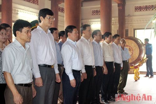 Đoàn công tác thành kính mặc niệm, tỏ lòng tri ân trước anh linh của các anh hùng, liệt sỹ.