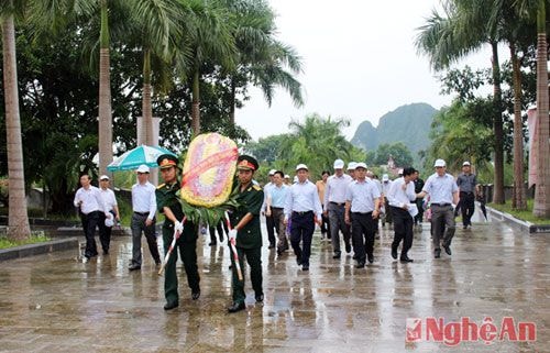 Đoàn công tác của Tỉnh ủy, HĐND, UBND, UB MTTQ Việt Nam tỉnh Nghệ An hành hương tại Nghĩa trang liệt sỹ quốc tế Việt - Lào (Anh Sơn).